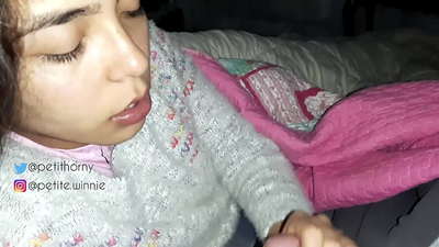 ನಾನು ನನ್ನ ಗಂಡನ ಶೇಖರಣೆಯಾದ ಹಾಲನ್ನು ನುಂಗುತ್ತೇನೆ - ಕಮ್ ಜೊತೆ ನಾಲಿಗೆಯನ್ನು ತೋರಿಸುತ್ತಿದ್ದೇನೆ